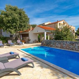 Beautiful Apartment In Garica