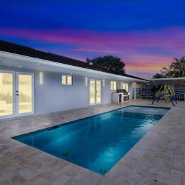 Spectacular Miami Resort -5 Bdrooms- Htd Pool,Mini Golf, Playground, Baby Items, BBQ, hotel in Tamiami