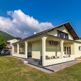 3 Bedroom Beautiful Apartment In Susanj