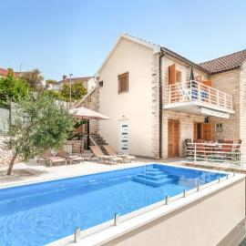 Beautiful Home In Supetar