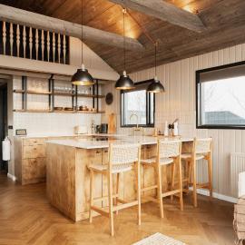 Relaxing cabin with a hot tub and sauna in south coast of Iceland – hotel w mieście Kerhraun