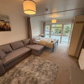 1st floor studio flat in Crawley! Close to Gatwick, hotel v destinácii Crawley