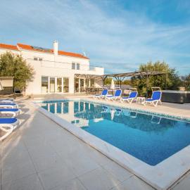 Pet Friendly Home In Radosinovci – hotel w mieście Pristeg