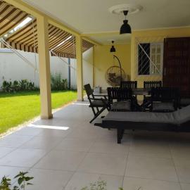 Charmante maison Riviera Golf Jardins, hotel sa Abidjan