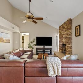 Tempe 2BR - Community Pool, Courtyard & Workspace, hotel in Tempe