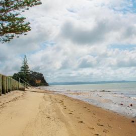 Stunning beachfront bach!, hotel v destinaci Manukau Heads