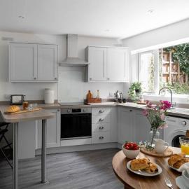 Classy 2 bed-sleeps 4-king& twin rooms-free parking-close to town & beach