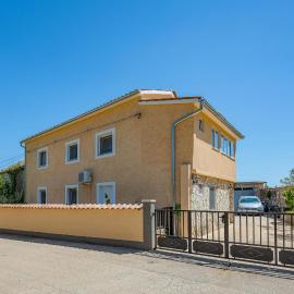 One-Bedroom Apartment In Divsici: Divšići şehrinde bir otel