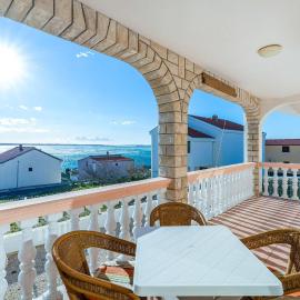 Stunning Apartment In Rtina With Wifi