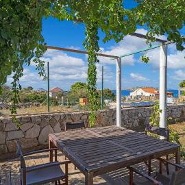 2 Bedroom Lovely Home In Kornati, Hotel in Koromačna