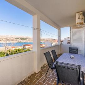 3 Bedroom Awesome Apartment In Pag