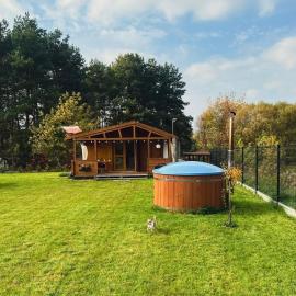 Domek letniskowy z jacuzzi nad rzeką Bzurą, hotel Żuków városában