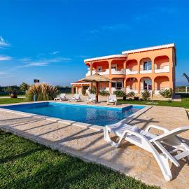 Gorgeous Home In Galovac, hotel a Galovac