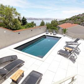 Nice Home In Cesarica, hotel in Cesarica