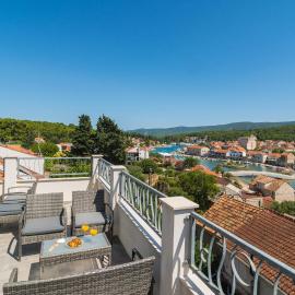 4 Bedroom Cozy Apartment In Vrboska, hotel in Vrboska