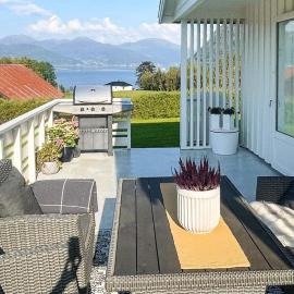 12 person holiday home in Davik, hotell i Davik