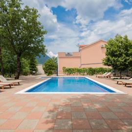 Three-Bedroom Apartment In Rastovac, hotell i Zagvozd