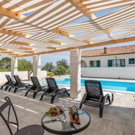 Beautiful Home In Lun, hotel u gradu Lun