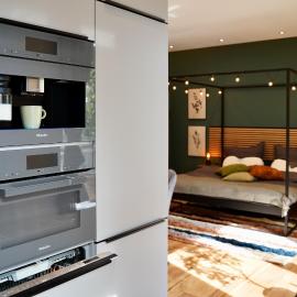 EDLER WOHNRAUM Studio im Zentrum mit Himmelbett, Balkon, Miele-Kaffeevollautomat, Klima, Parkplatz & WLAN 201 Mbps