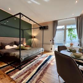 EDLER WOHNRAUM Studio im Zentrum mit Himmelbett, Balkon, Miele-Kaffeevollautomat, Klima, Parkplatz & WLAN 201 Mbps