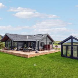 3 Bedroom Cozy Home In Aakirkeby
