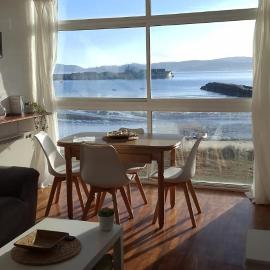 Piso primera línea de playa y vistas al mar en Cariño, מלון בקריניו