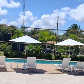 Apartamento térreo a 300 metros da praia de Itacimirim com piscina e jardim, hotel in Itacimirim