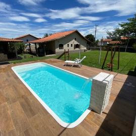 Casa com piscina, ar condicionado, campo de futebol e área gourmet a um quarteirão da lagoa de Praia Seca