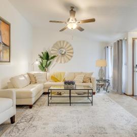Near Medical Corridor: 'Whimsy Wisconsin' Duplex, hotel a Green Bay