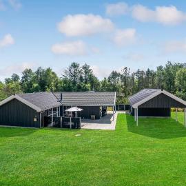 Beach Front Home In Jerup With Sauna，位于耶鲁普的酒店
