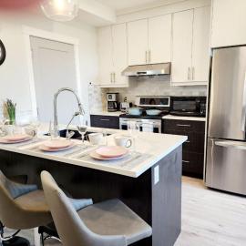 Luxury Cozy Basement Suite, hotel in Leduc