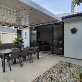 Holiday at the Beach, Spa Bath, King Bed with TV, Hotel in Christies Beach