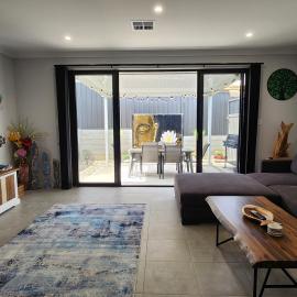 Minutes to the Beach! King Bed with TV, Spa Bath, Hotel in Christies Beach