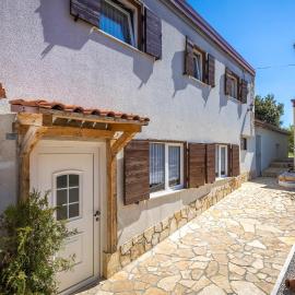 2 Bedroom Lovely Home In Novi Vinodolski