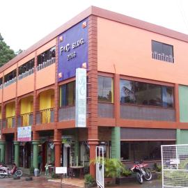 F and C Guesthouse by Hiverooms، فندق في Panubigan