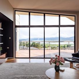 River Haven serene spacious with river views, Hotel in Launceston