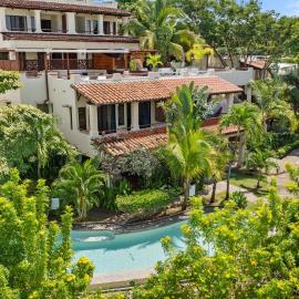Sunshine Escape with a Rooftop Patio, hotel u gradu 'Coco'