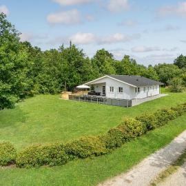 4 Bedroom Stunning Home In Glesborg, Hotel in Glesborg