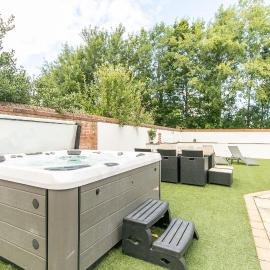 The Hot Tub Townhouse by Holiday Heim, hotel v mestu Lytham St Annes