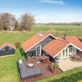 Cozy Home In Karrebæksminde With Wifi, hotel di Karrebæksminde