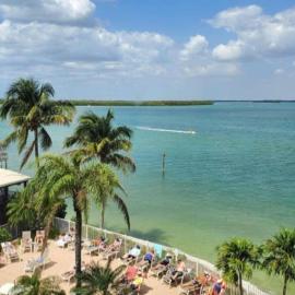 Southern Comfort - Updated Waterfront Condo, hotel in Fort Myers Beach