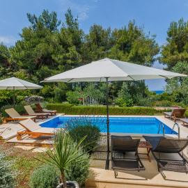 House Sanda, מלון בMirce