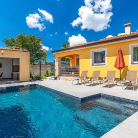 Three-Bedroom Holiday Home In Porec