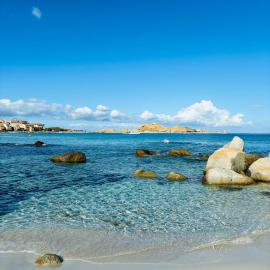 Appartement T2 à 2 minutes à pied de la plage avec parking privé, hotel in LʼÎle-Rousse