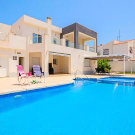 Cozy Home In El Chaparral, hotelli kohteessa La Mata