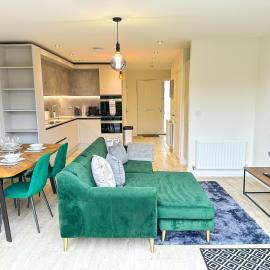 Luxury 2 Bed - FREE Private Parking - Contractors