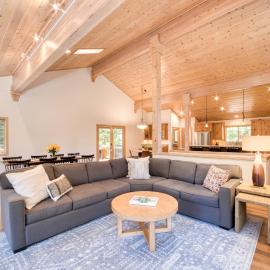 Knotty and Nice - 4BR w Private Hot Tub, Close to Lake