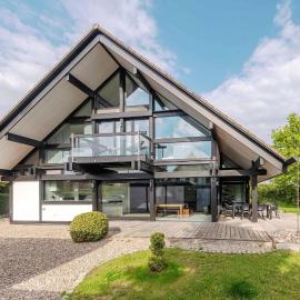 HUF Haus - Moderne trifft Handwerkskunst, viešbutis mieste Varenas