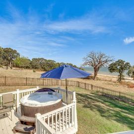 Shay में, होटल 300 Feet to Lake Texoma: Modern Home w/ Deck!