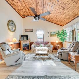 2 Mi to Lake Champlain: Cabin w/ River Access!, hotel a Keeseville